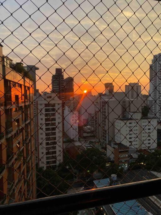 Bem Localizado Em Pinheiros. Apartamento